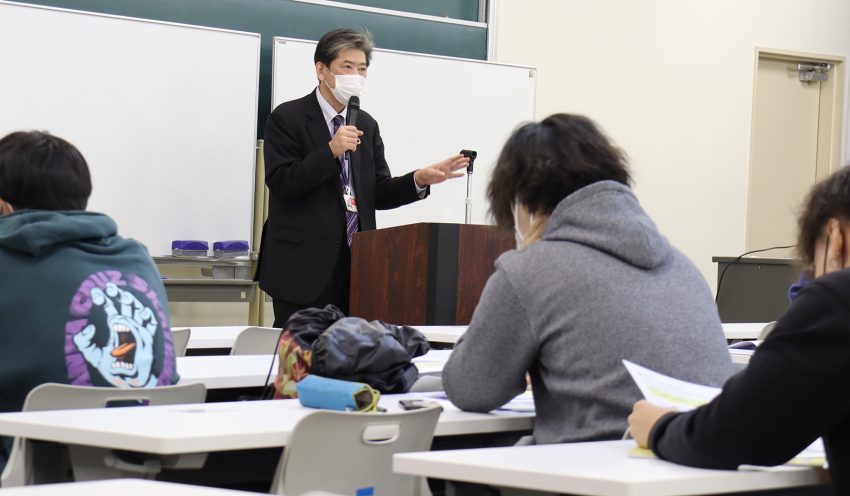 資産形成の基本を教える河口部長（11月29日）
